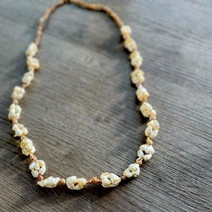 Tropical Elegance: Handcrafted Shell Necklace from Hawaii 🌺🐚